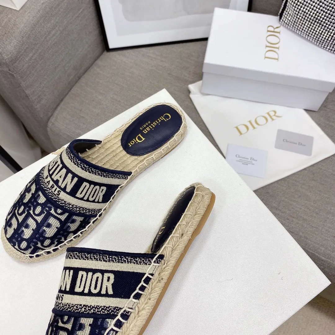 👟👟Ex-factory price👟👟Ex-factory price 400👟👟 Women's shoes Women's clothing Top version (original embroidery one to one method) If you want cheaper, please bypass Dior | Dior ²⁰²¹𝐬𝐬🧡💚2021 early spring new products Top version ⚠️The counter features the latest fisherman shoe series New hard goods 🆕❥Purchase level! Full of high-end feel! A popular model among bloggers at home and abroad, it’s retro and fashionable and looks amazing on your feet! Mainly recommended model on the official website ★━━━━━ ЅᏇєєt ━━━━━▪️ Upper: Original copy of pure cotton thread ➕ Three-dimensional electric embroidery ▪️ Lining: Imported water-dyed sheepskin lining ▪️ Outsole: Original handmade hemp rope combination wear-resistant rubber outsole ▪️ Shoe size: 35-39 (40 is custom-made and cannot be returned or exchanged) ▪️